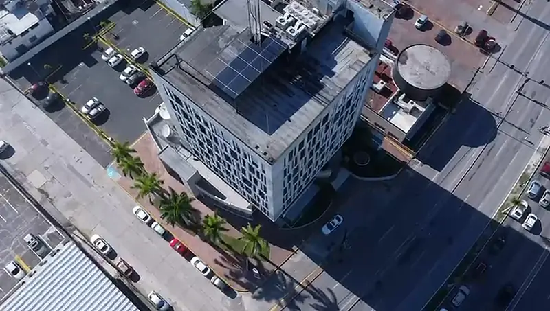 Azotea del edificio y su entorno urbano vistos desde el aire