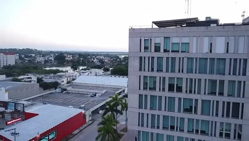 Vista aérea de la ciudad con la laguna al fondo