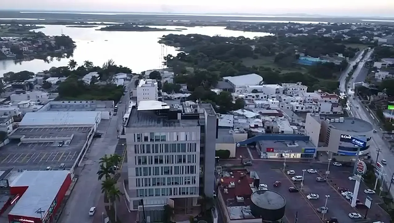 Vista aérea del corredor de Av. Hidalgo en Tampico, con la laguna al fondo