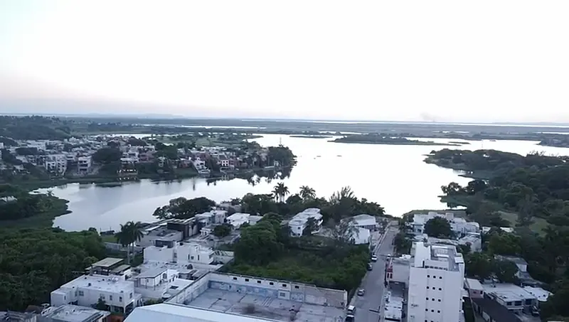 Vista aérea de la zona conurbada con la laguna al fondo