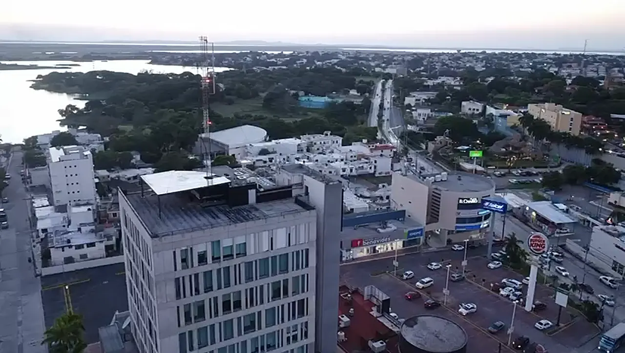 El Edificio Altus y la ciudad de Tampico vistos desde el aire