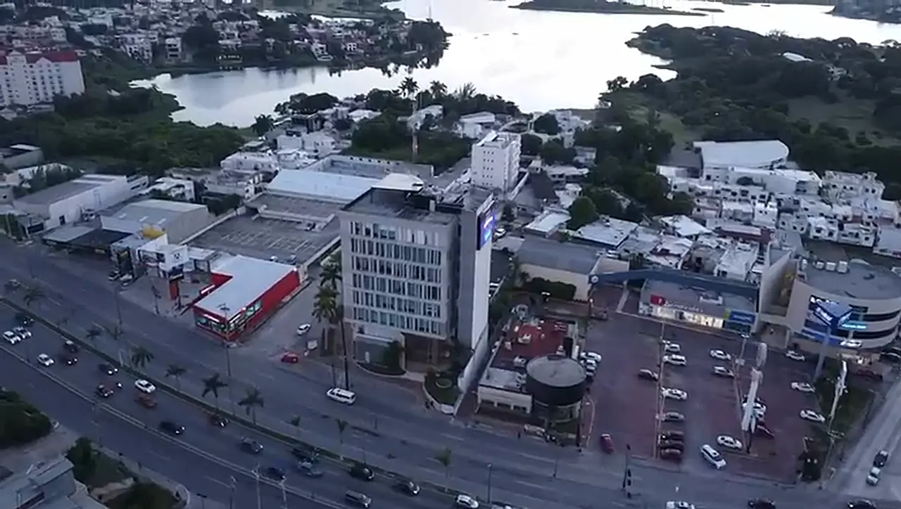 Vista aérea del corredor de Av. Hidalgo en Tampico, con tráfico y comercios