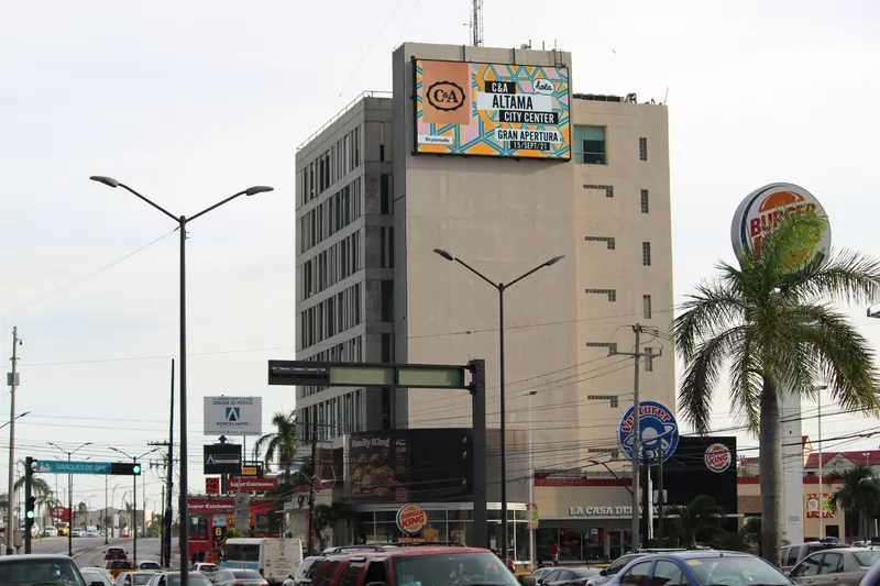 El edificio visto desde la avenida