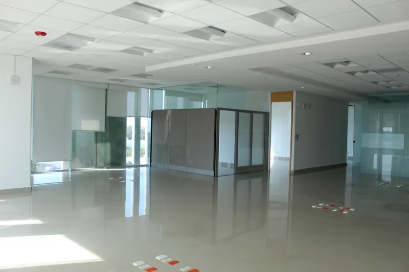 Planta de oficina con módulos de cristal ya instalados