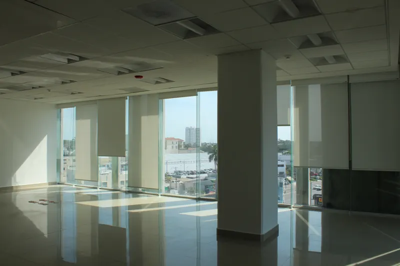 Planta de oficina con ventanal corrido y vista a la ciudad