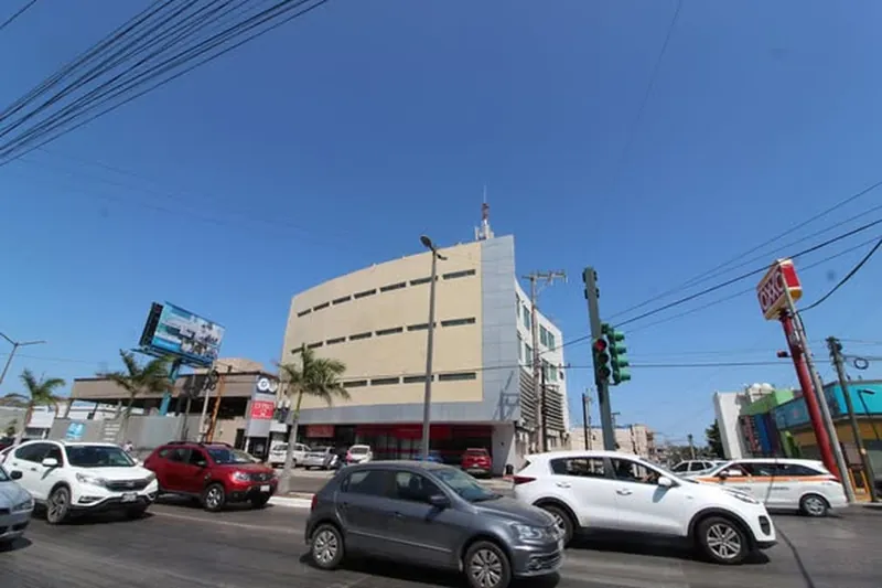 Edificio de oficinas en la esquina de Av. Universidad con calle 5ta, Tampico